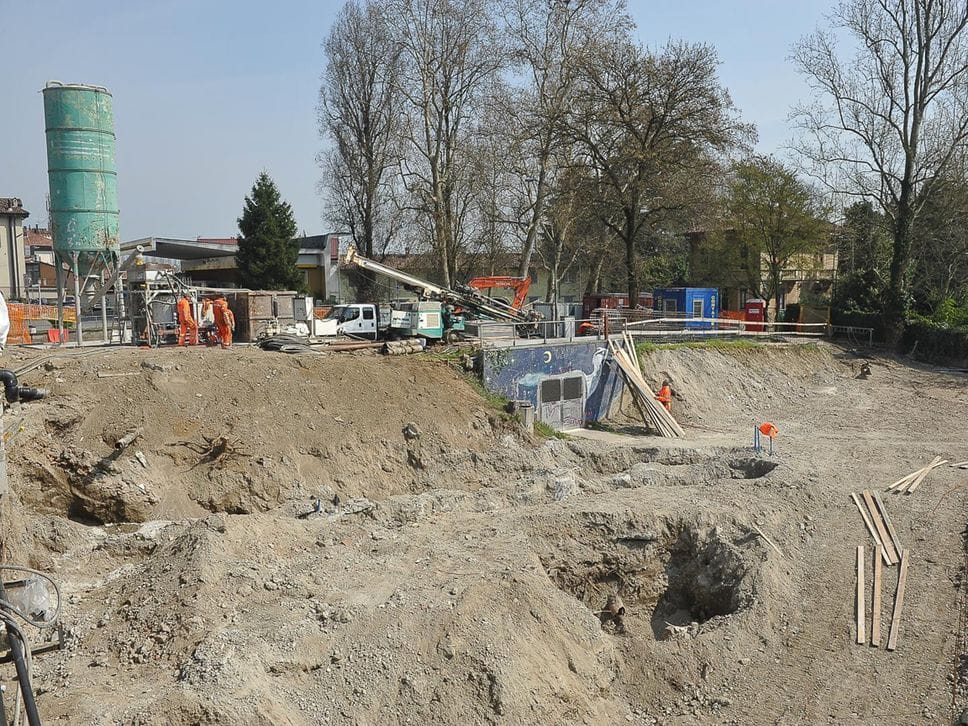 Lodi: una stretta galleria di lamiera per passare da un lato all’altro dell’Adda