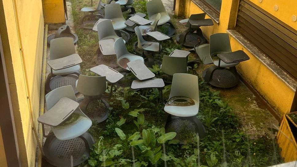 Sant’Angelo: davanti ai seggi l’eloquente spettacolo dei banchi a rotelle buttati via