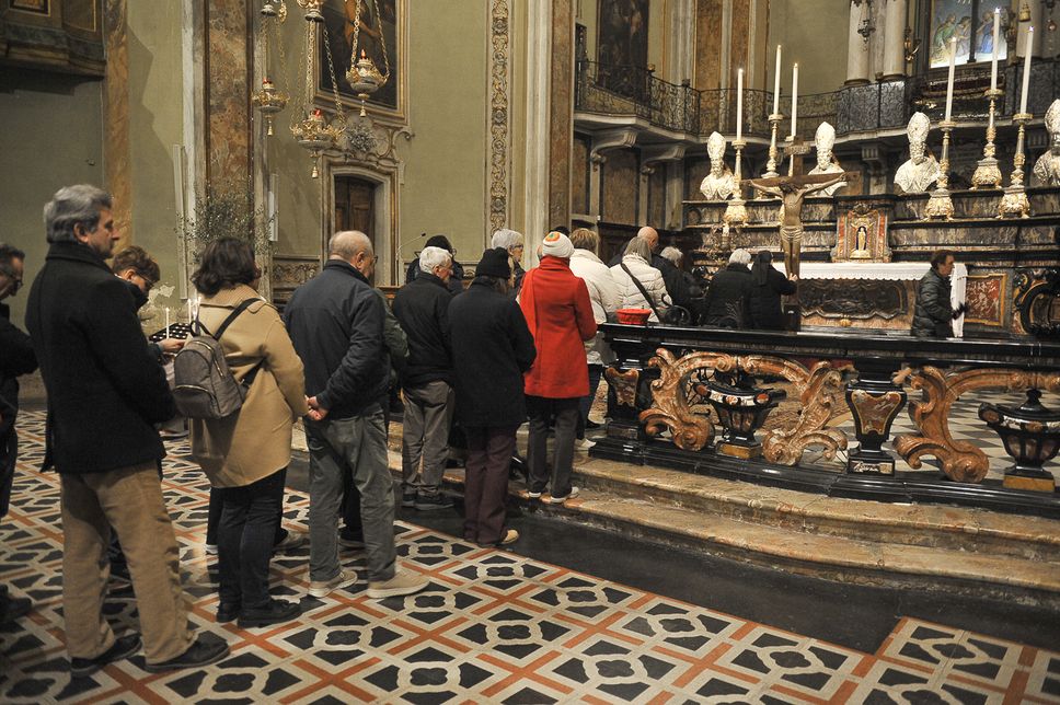 Il Santissimo Crocifisso ci avvicina alle solitudini e alle sofferenze