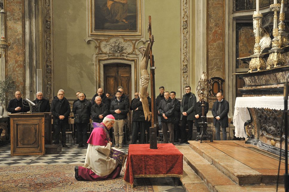 Il Santissimo Crocifisso ci avvicina alle solitudini e alle sofferenze