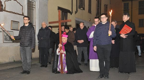 Il Santissimo Crocifisso ci avvicina alle solitudini e alle sofferenze