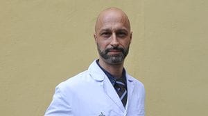 Malore in farmacia, direttore salva 88enne con massaggio cardiaco