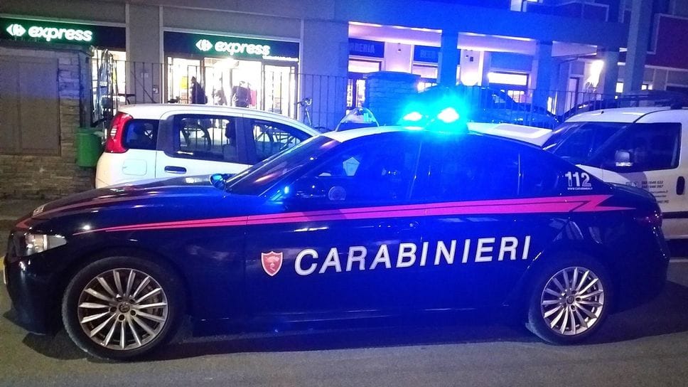 Nella foto i carabinieri davanti al Carrefour di Melegnano