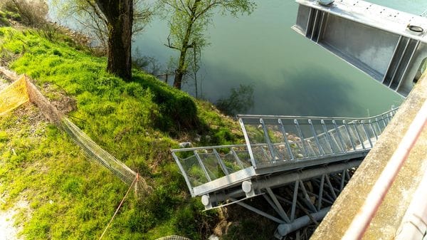 Ancora un crollo per la passerella tra Maccastorna e Crotta