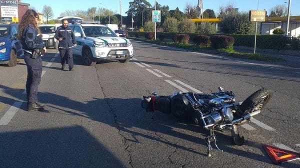 Scontro sulla via Emilia a Melegnano, paura per un 47enne in moto