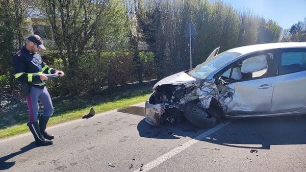Tremendo frontale tra due auto a Ossago, grave un 78enne trasportato in elicottero all’Humanitas