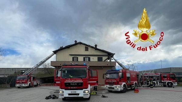 Incendio divampa sul tetto di una casa