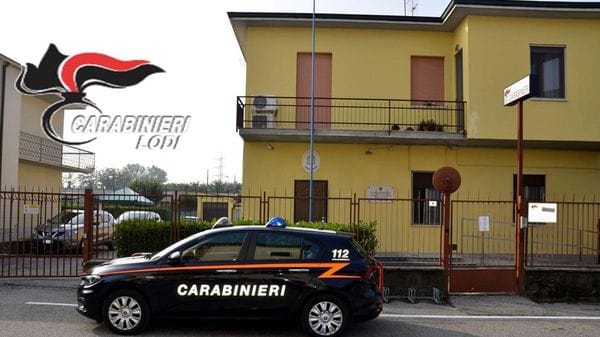 Un 65enne minacciato con il coltello e rapinato in casa