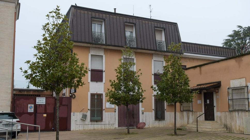 La caserma dei carabinieri di Paullo (archivio)