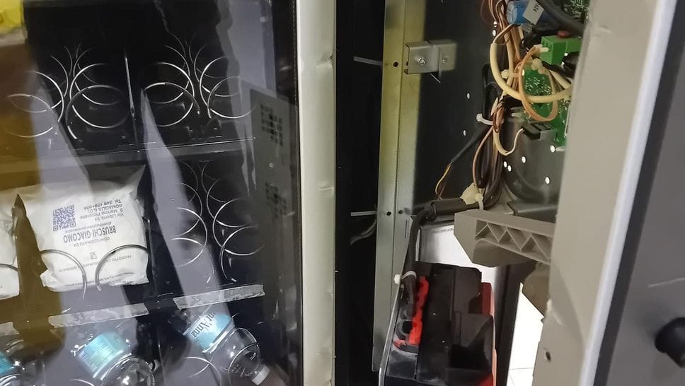 Uno dei distributori saccheggiati all’Einaudi (Gozzini)