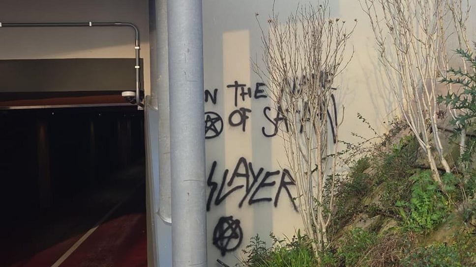 La scritta con le bombolette spray dei fan degli Slayer