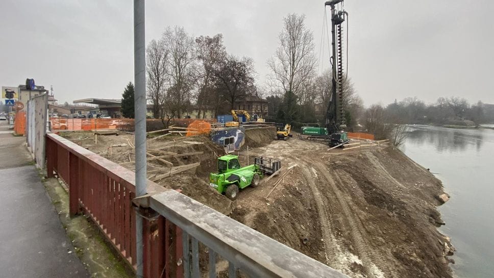 Il cantiere al Revellino che si prepara a bucare l’argine per dare più spazio all’Adda