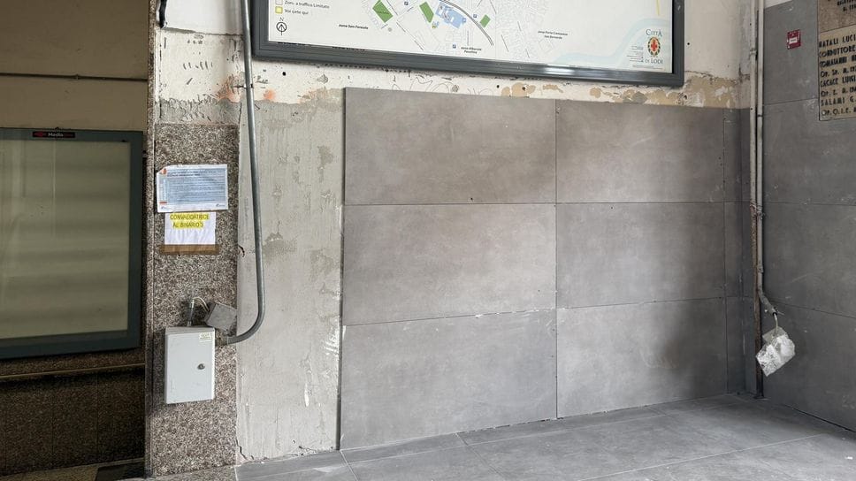 Lavori alla stazione di Lodi: l’obliteratrice è scomparsa e chi non timbra rischia la multa