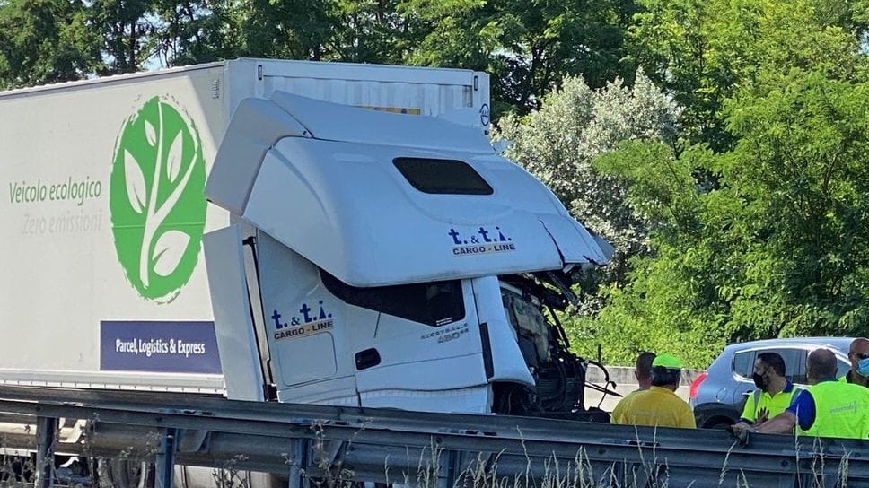 Il camion del lodigiano accartocciato dopo l’impatto