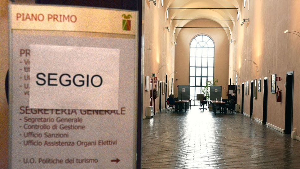 Il corridoio con i seggi nel prestigioso ex convento di San Cristoforo, sede della Provincia di Lodi
