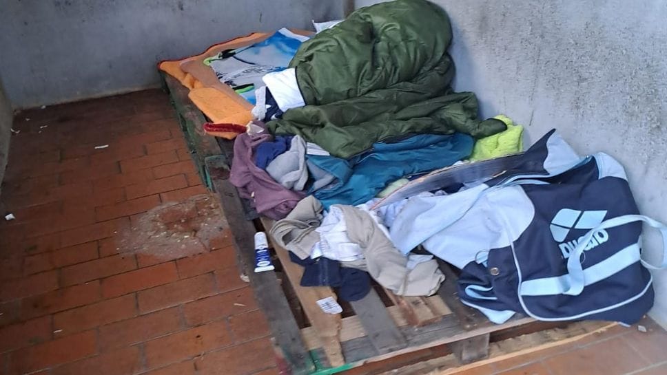 L’alloggio di fortuna creato da un senzatetto nell’androne del condominio in zona Musellina a Sant’Angelo