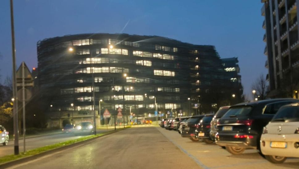 Luci accese nel nuovo palazzo Eni a San Donato ieri sera