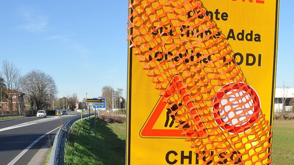 Uno dei cartelli installati nelle scorse settimane nell’OltreAdda per avvisare gli automobilisti della imminente chiusura del ponte urbano