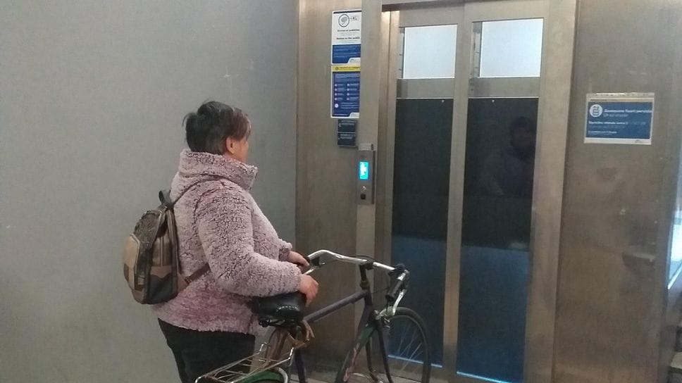 Alla stazione dei treni di Melegnano uno degli ascensori ancora fuori uso