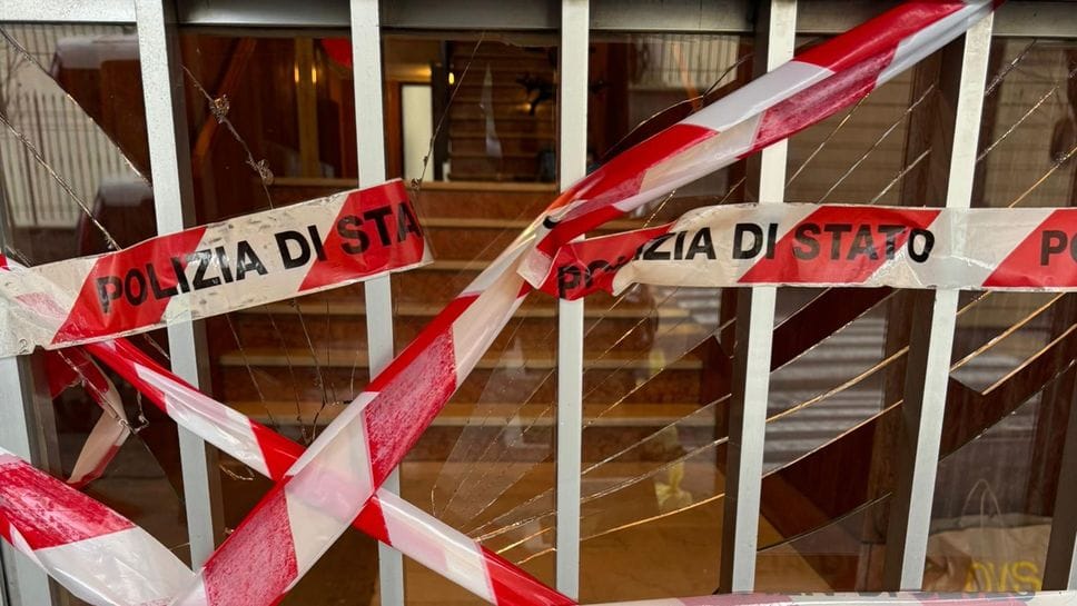 Il portone danneggiato con i sigilli della polizia di Stato (Mungiello)