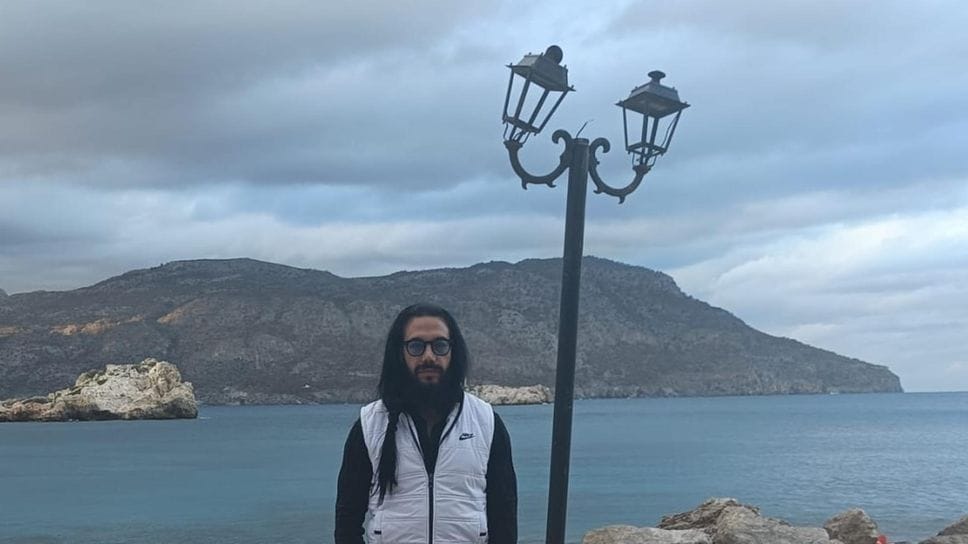 Fico davanti al lampione da cui è partita la scarica