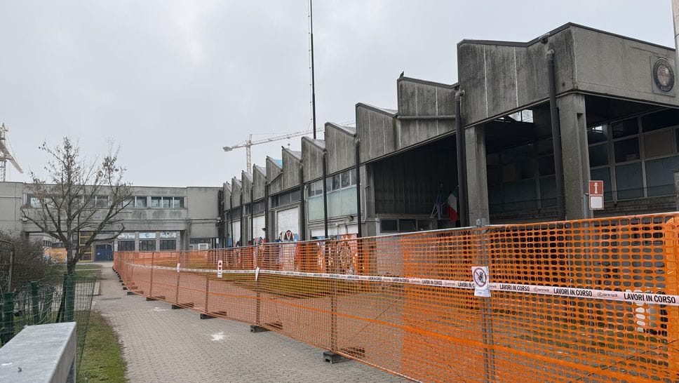 Il trasloco degli arredi e delle attrezzature anticipa la demolizione della storica scuola superiore, che avverrà la prossima settimana (Mungiello)