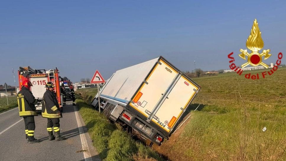 Il mezzo pesante uscito di strada a Castiglione (vigili del fuoco)