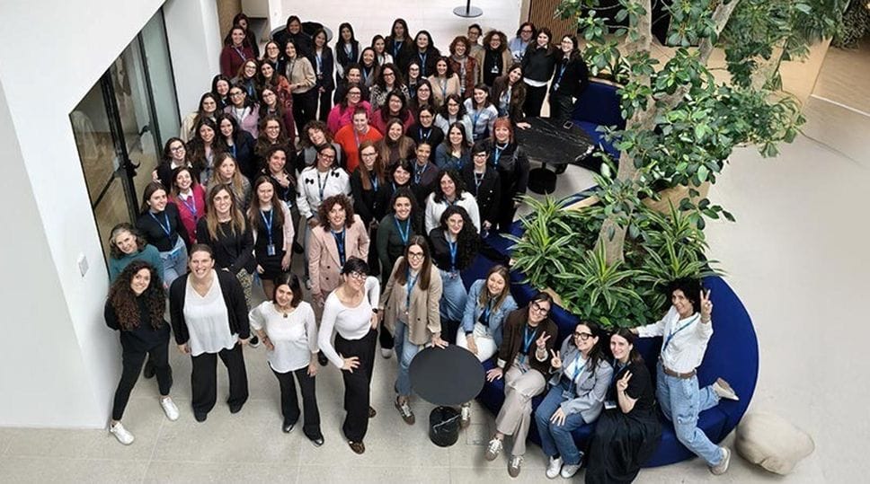 Foto di gruppo per una parte delle dipendenti della Zucchetti