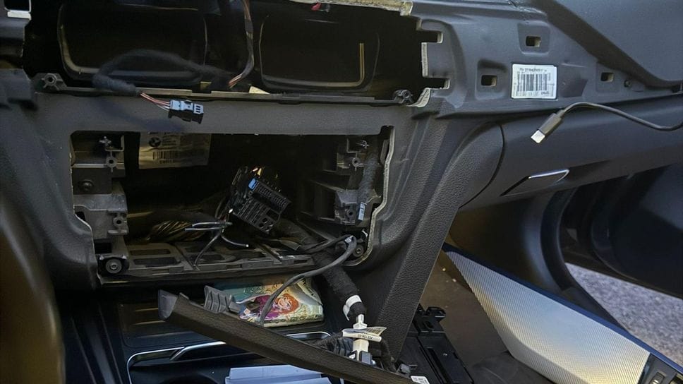 L’abitacolo della Bmw smontato