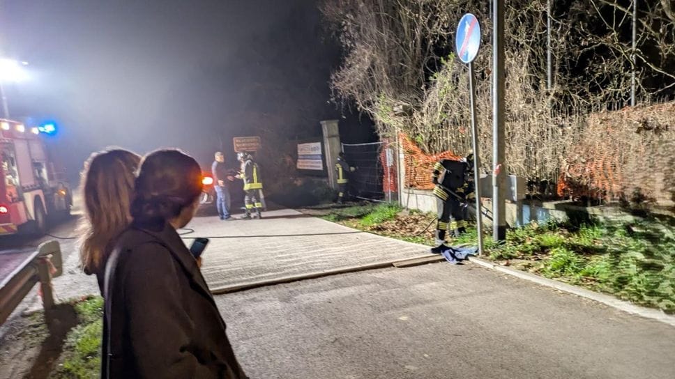 Vigili del fuoco al lavoro per il principio di incendio a Mediglia