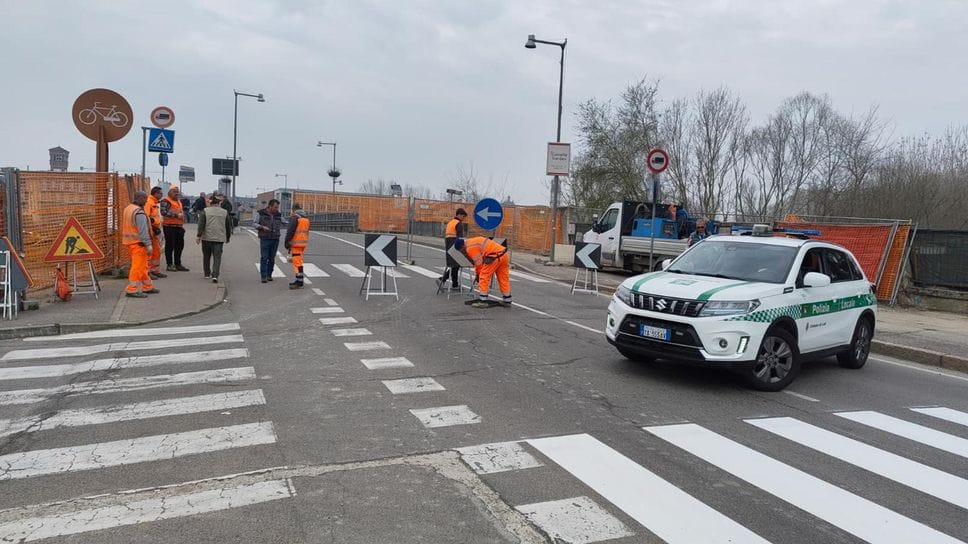 Le operazioni di chiusura del ponte stamattina