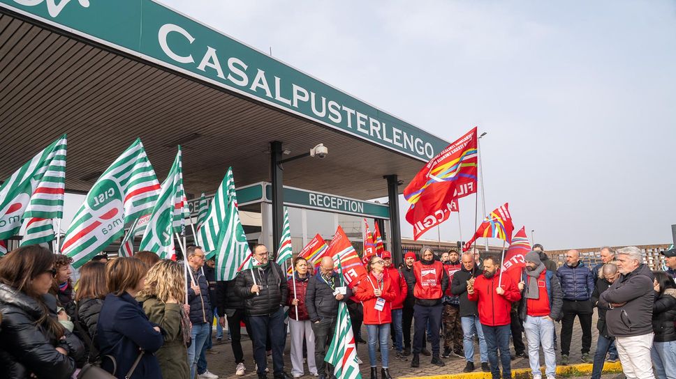 Il presidio di lavoratori e sindacati venerdì mattina