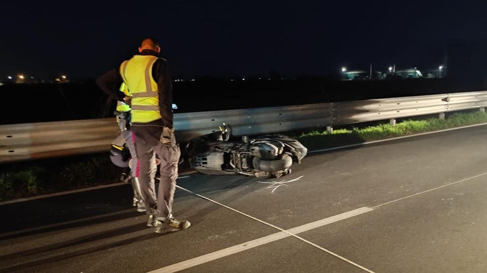 Lo scooter incastrato sotto il guard rail