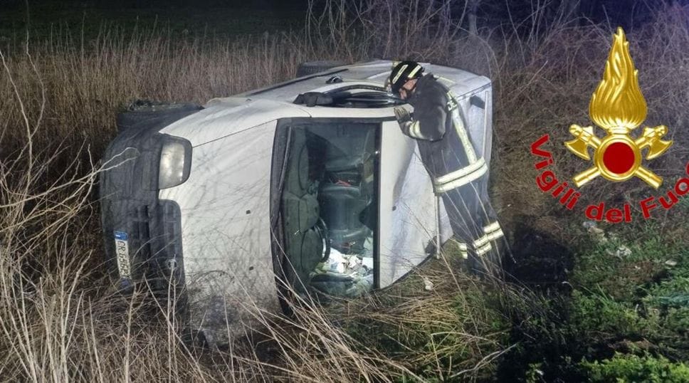La vettura finita fuori strada tra Borghetto e Livraga I(vigili del fuoco)
