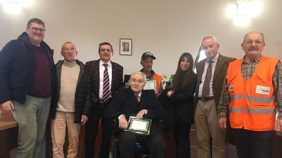 La consegna del riconoscimento ai sindaco Fazzi (Cuti)