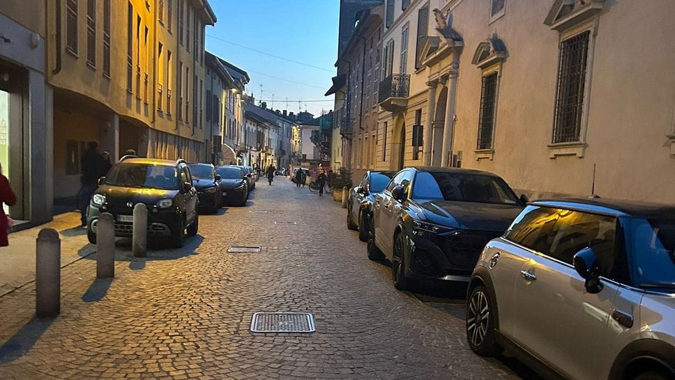 Auto parcheggiate in via Garibaldi in centro a Lodi