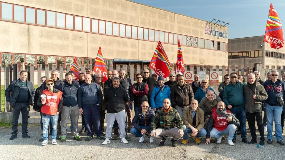 Il presidio alla Airpack di Ossago che sembra anticipare una “maledetta primavera” per l’industria lodigiana