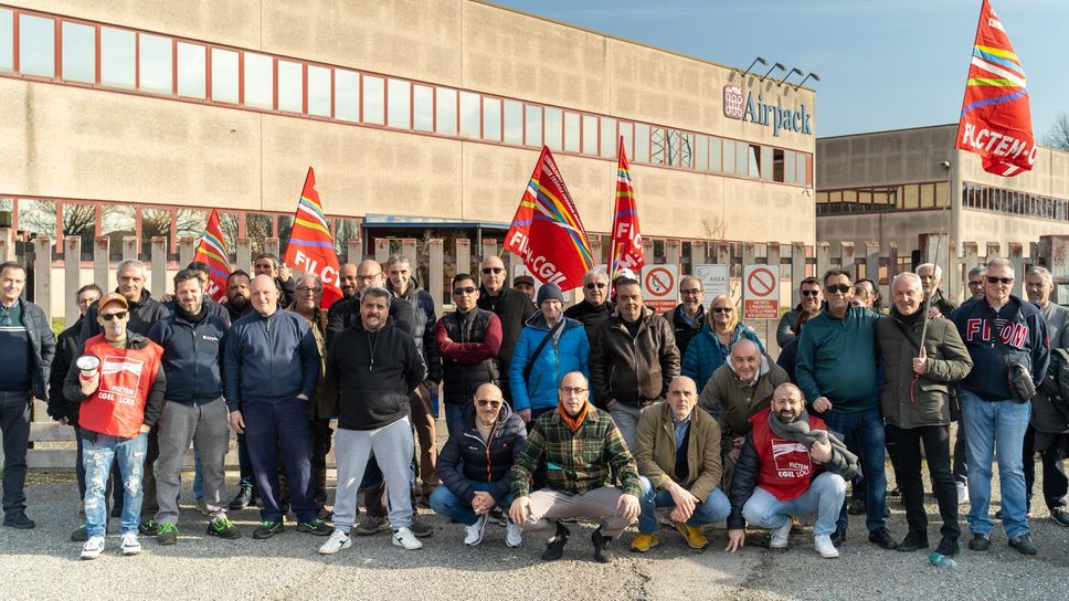 Il presidio di sindacati e lavoratori due settimane fa davanti allo storico stabilimento di Ossago