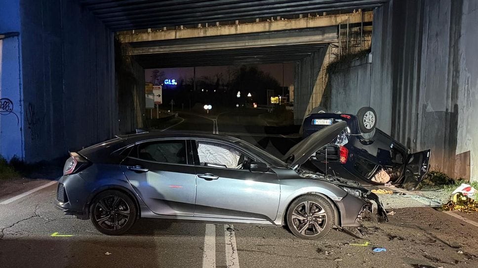 L’incidente sulla provinciale per Locate sotto il cavalcavia dell’Autosole
