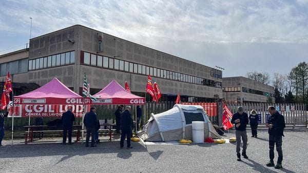 Ossago, scatta    il presidio a oltranza di fronte ai cancelli della Airpack