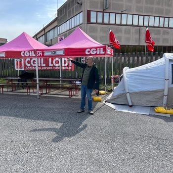 Ossago, scatta    il presidio a oltranza di fronte ai cancelli della Airpack