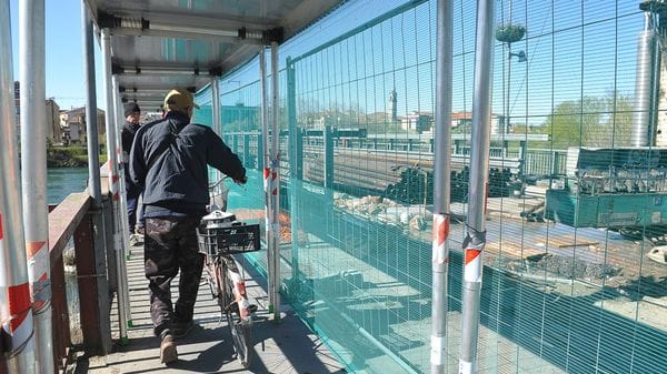 Ponte chiuso a Lodi. attese e proteste per il “tunnel”: «Qui ci vorrebbe un semaforo»