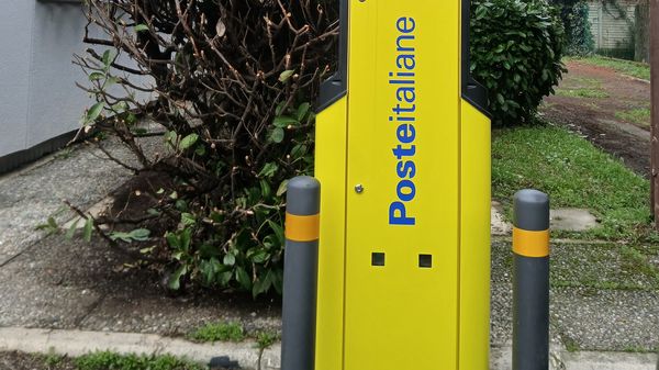 Poste Italiane accelera sulla transizione con 14 nuove colonnine