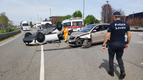 Escono dal parcheggio della Icr: tre lavoratrici restano ferite