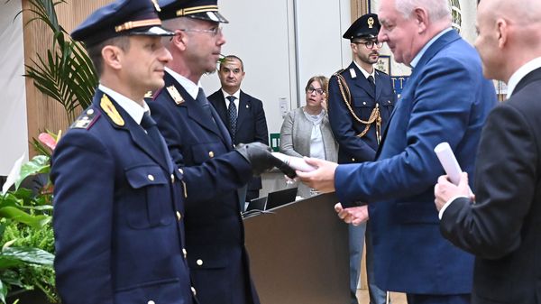 ”Esserci sempre” non è solo un motto: assegnati encomi  e lodi a tredici agenti