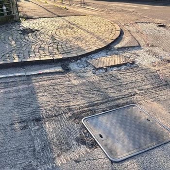 «Strada impraticabile dopo i lavori della fibra», proteste per le condizioni di via San Bassiano a Lodi