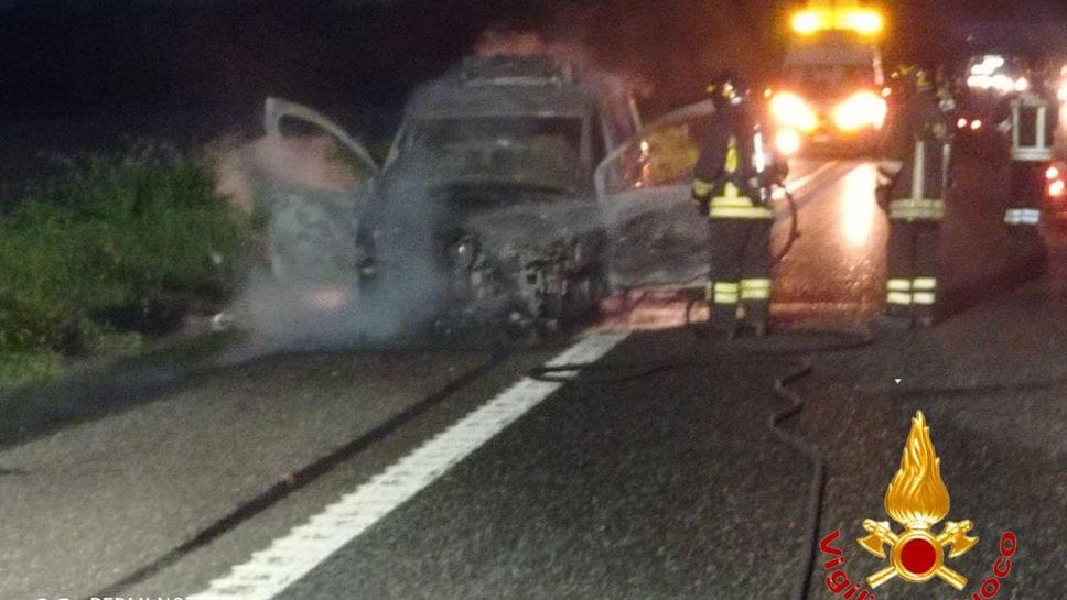 Un furgone frigo in fiamme sull’A1