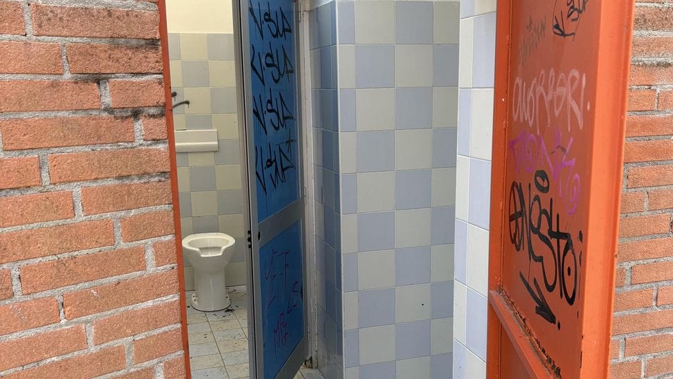 Non c’è pace per l’Isola Carolina a Lodi: servizi igienici rotti e allagati dai vandali