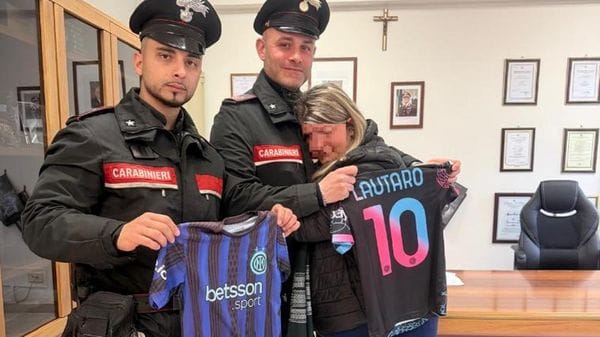 Avevano sottratto le maglie dell’Inter dalla tomba del piccolo tifosissimo Gabriel: i carabinieri le hanno recuperate e restituite
