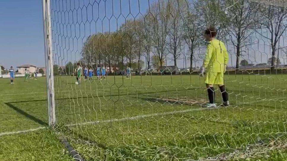 Il rigore assegnato non c’era: i giovani calciatori dell’Alpina decidono di sbagliarlo apposta